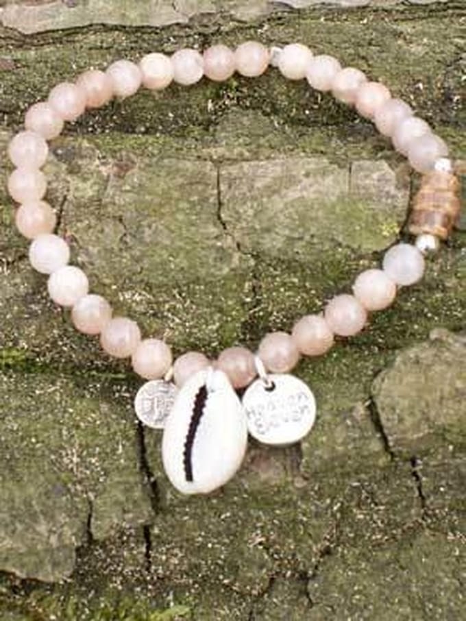 Heaven Eleven - Kralenarmband van Sunstone met schelp