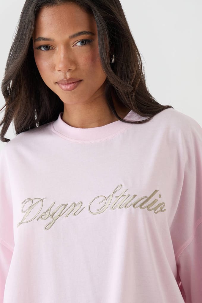 Dames Dsgn Studio Geborduurd Oversized T-shirt Met Script | Pink | Maat: Large
