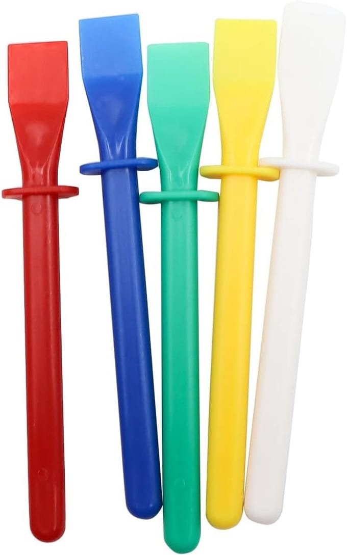 Vijf kleurrijke plastic spatels voor PVA-lijm, ideaal voor knutselen en creatieve projecten