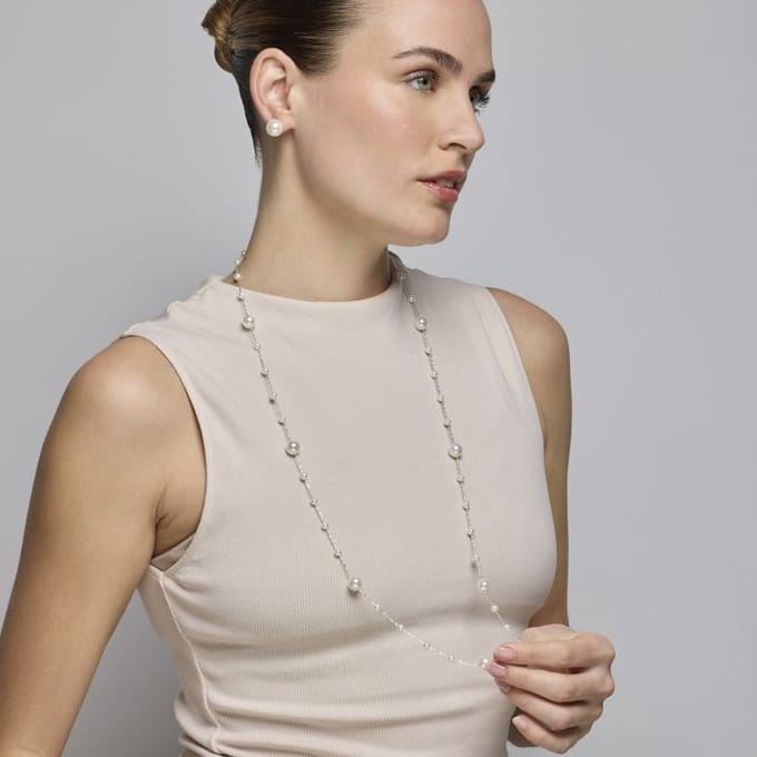 Luxenter oorbellen met witte parel zilverkleurige afwerking - Anvithi