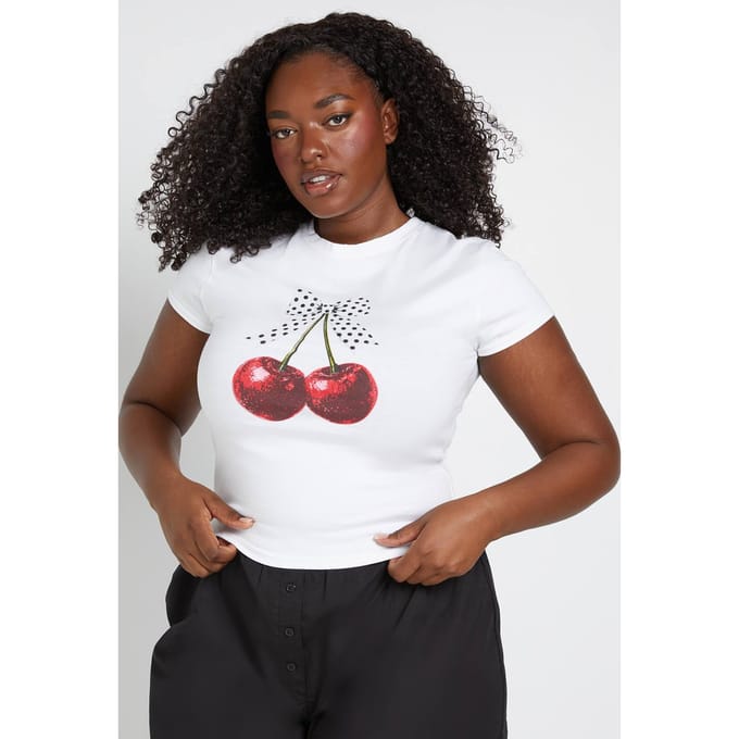 boohoo Dames Plus Polka Kersen Print Baby Tee | Wit | Maat: 44