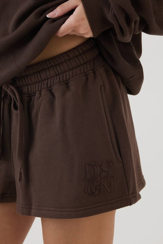 Dames Dsgn Studio Sweat Short Met Applique Van Dezelfde Stof In Losse Pasvorm | Dark Chocolate | Maat: Medium