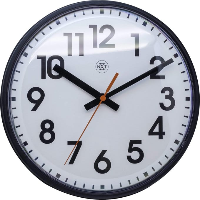 nXt Peter – Wandklok – 26 cm – Plastic – Zwart – Stil