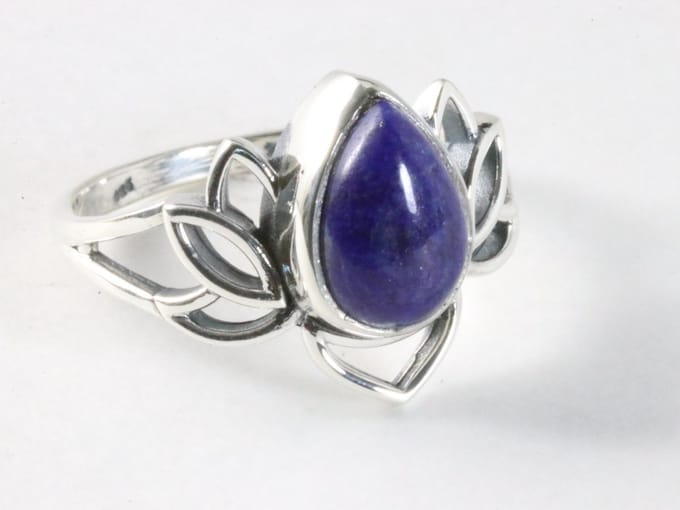 Opengewerkte zilveren lotus bloem ring met lapis lazuli - maat 15.5