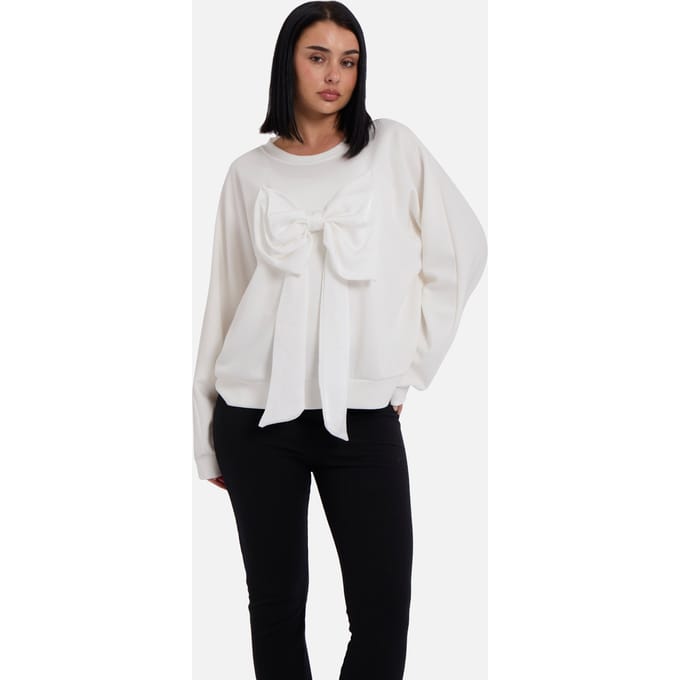 Crèmekleurige oversized trui met strik aan de voorkant