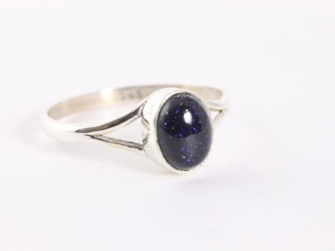 Fijne zilveren ring met blauwe zonnesteen - maat 19