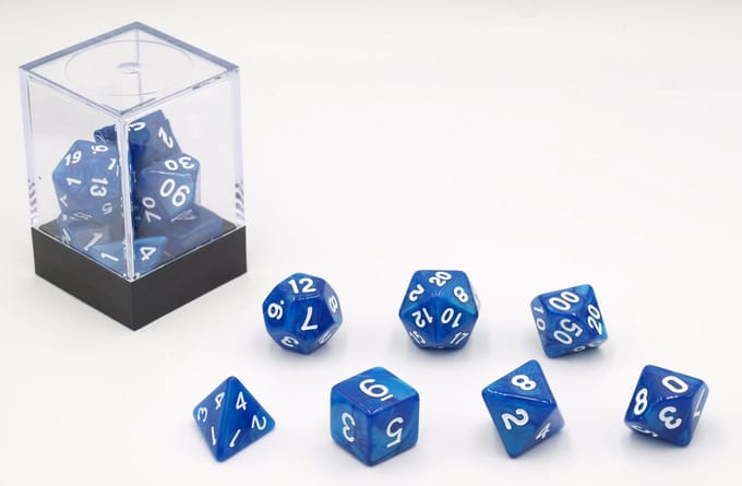 HOT Games dobbelstenen set blauw parelmoer 7 stuks kunststof.