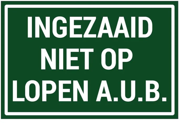 Ingezaaid niet op lopen aub sticker | 30 x 20 cm