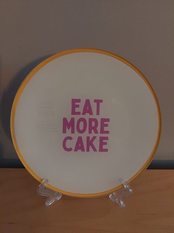 leuk bordje met de tekst : Eat more cake