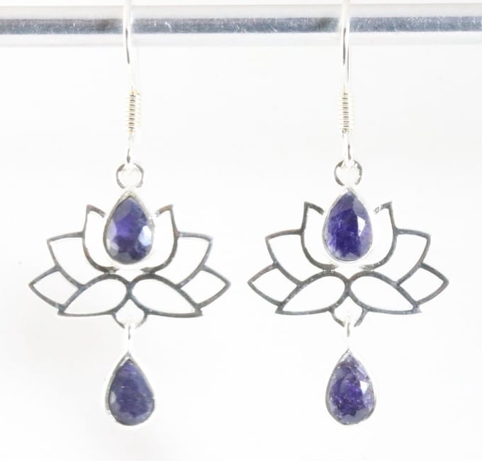 Zilveren lotus oorbellen met blauwe saffier
