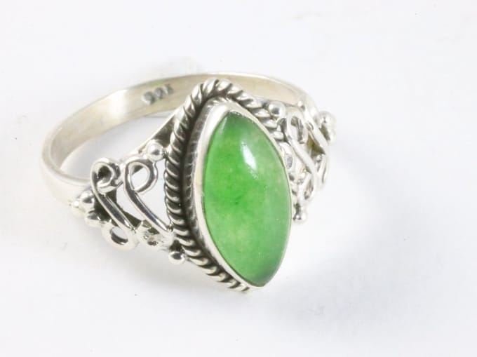 Fijne bewerkte zilveren ring met jade - maat 16