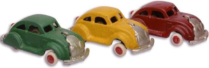 Beeldjes van drie gietijzeren Citroën CV