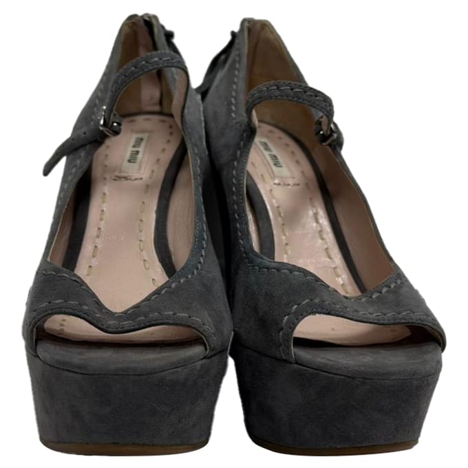 Miu Miu Mary Jane pumps met open neus en sleehak in grijs suède