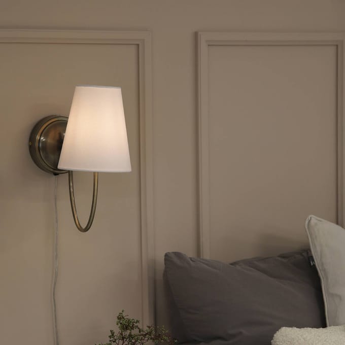 Markslöjd wandlamp Amar, gebroken wit/messing, stekker, E14