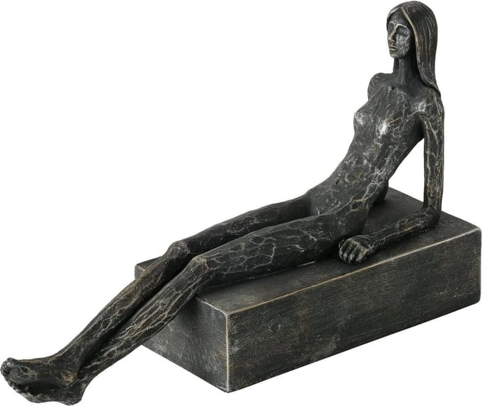 beeld liggende vrouw vrouwenbeeld