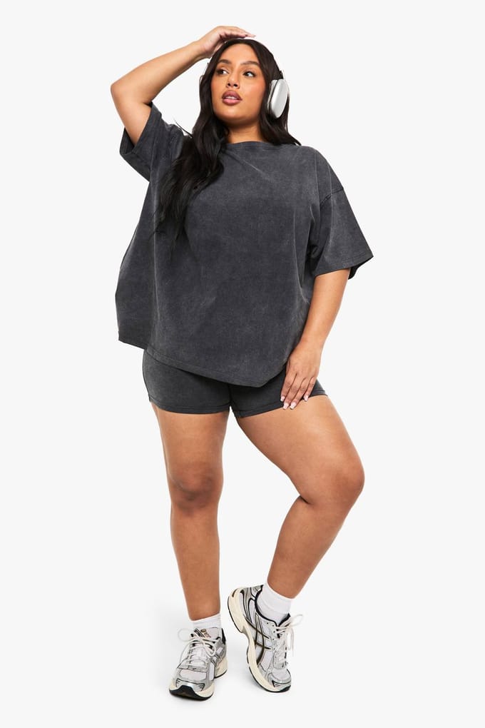 boohoo Dames PLUS ACID WASH FIETSSHORT | Houtskool | Maat: 56