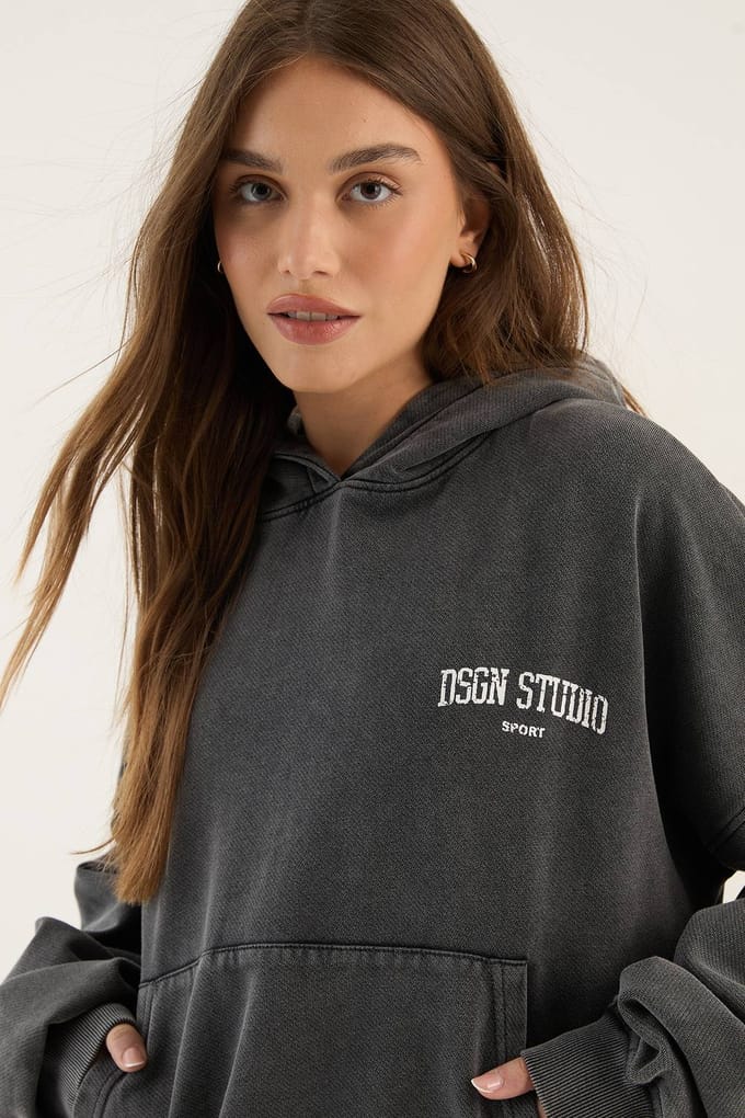 Dames Dsgn Studio Collegiate Bedrukte Boxy Hoodie | Houtskool | Maat: Medium