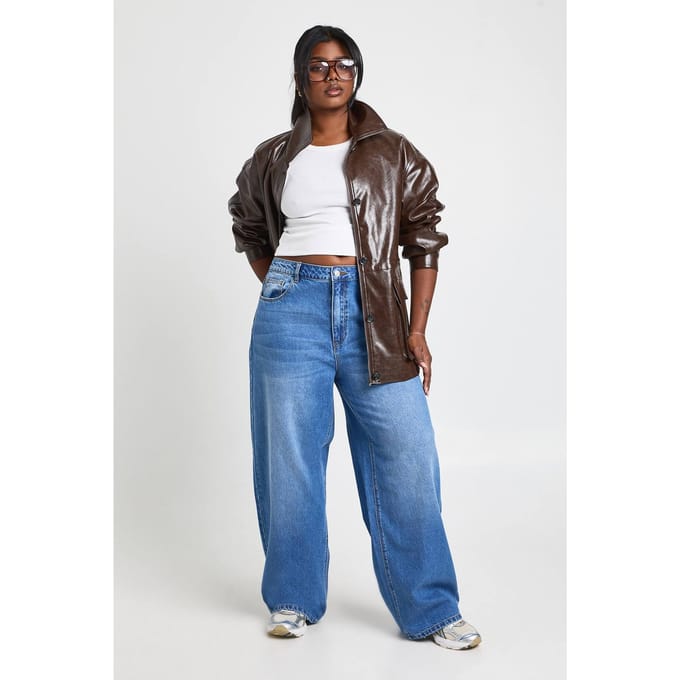 boohoo Dames Plus Mid Waist Losse Pasvorm Skater Jeans | Medium Gebleekt | Maat: 44