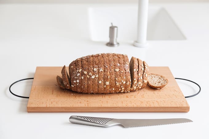 Vij5 - Plain Board | design snijplank, massief beuken, druivenpitolie - Large - ca. 24 x 35 cm - met twee zwart gepoedercoate ringen
