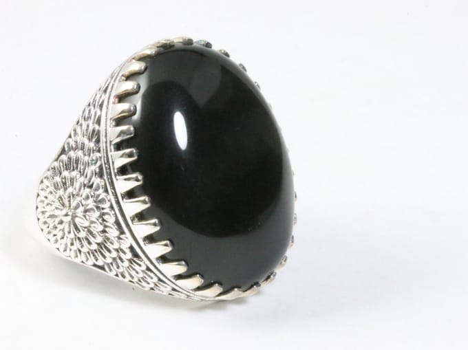 Zware bewerkte zilveren ring met onyx - maat 19.5