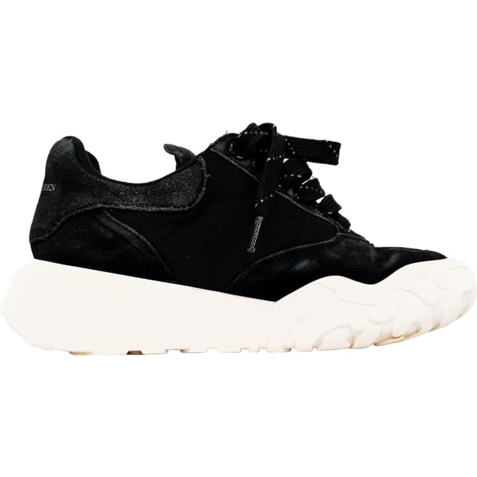 Alexander Mcqueen Court Chunky Sneakers in Zwart Suède