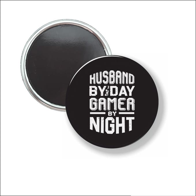 Button Met Magneet 58 MM - Husband By Day Gamer By Night - NIET VOOR KLEDING