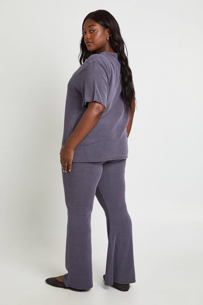 boohoo Dames Plus Tweetonige Geribbelde Oversized Top & Wijduitlopende Broek Coordinatenset | Houtskool | Maat: 52