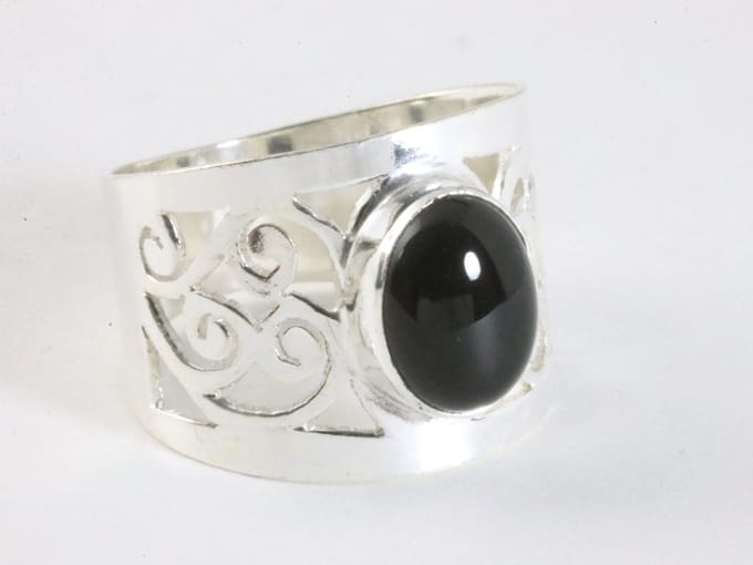 Brede opengewerkte zilveren ring met onyx - maat 21