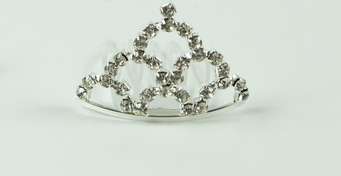 Tiara klein pyramide recht