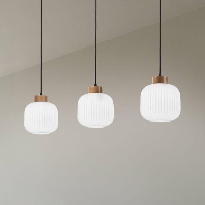 Lamkur Harmony hanglamp, lengte 110 cm, opaalglas eikenhout 3-lamps.