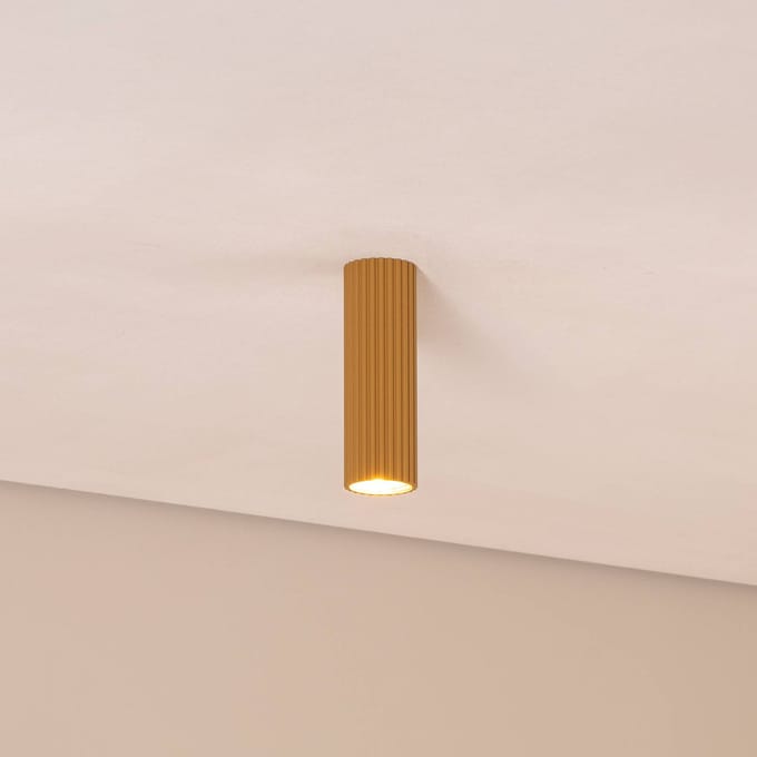 Plafondlamp KARBON 20 geribbelde buisspot van 20 cm - Sollux Lighting - IP20 - Goud aluminium behuizing - 6.5 x 6.5 x 20 cm - 1 x GU10 LED, exclusief lichtbron - Max. 10 W - Minimalistische plafondlamp voor gang, hal en woonkamer