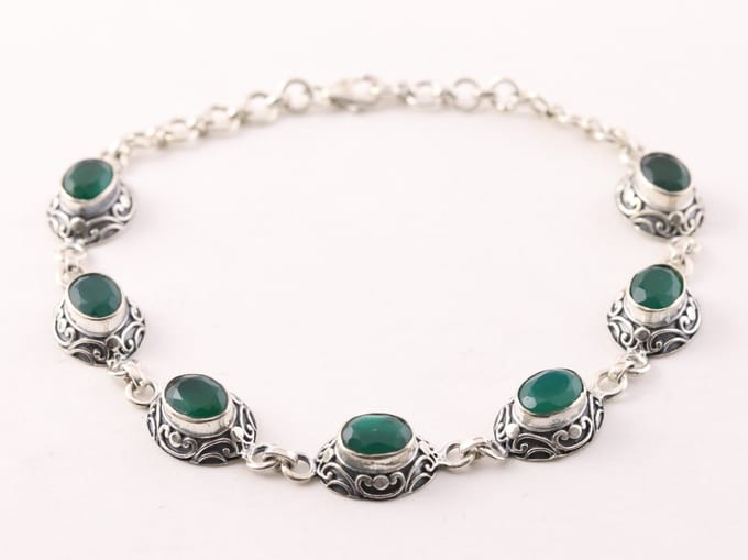Bewerkte zilveren armband met smaragd