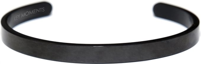 Key Moments 8KM-BM0011 Stalen open bangle met tekst - Strength comes from within - One-size - Zwart