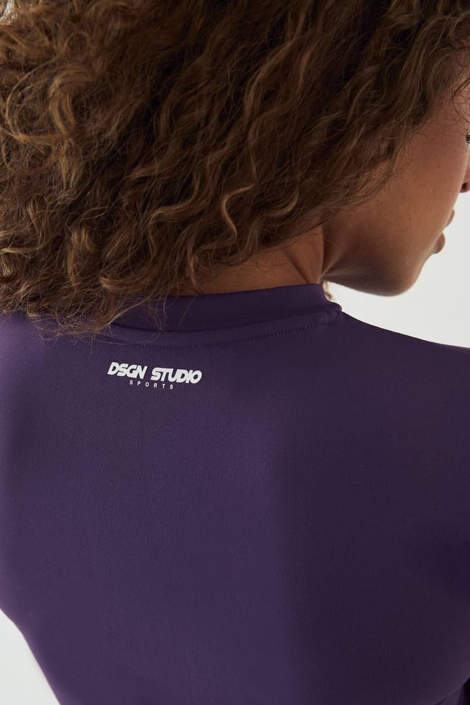 Dames DSGN Studio Sport Ultra Contour Naadloos Aansluitend Korte Mouw Top | Blackcurrant | Maat: Medium