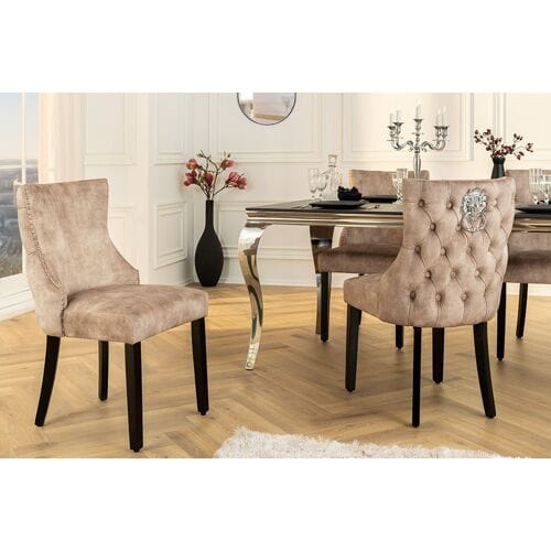 Deluxe stoel beige fluweel met leeuwenkop zwarte poten