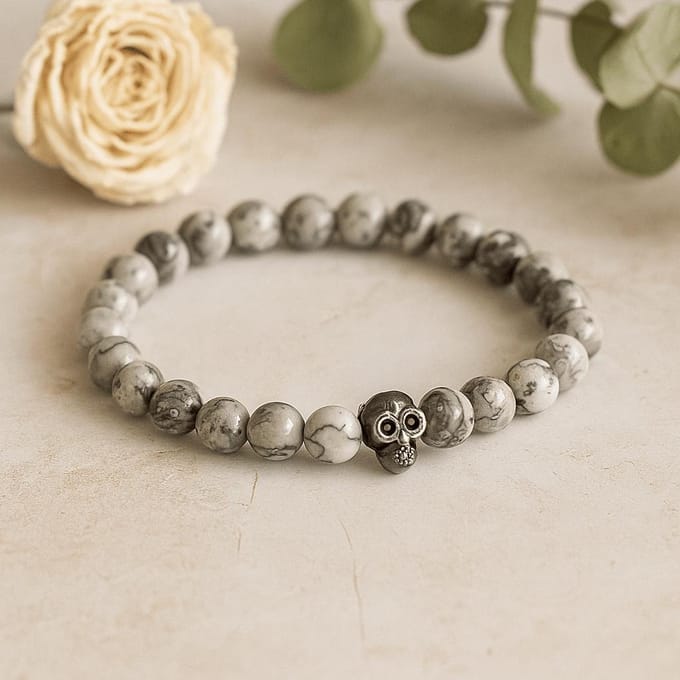 Tinnen schedel / grijze agaat - edelsteen armband