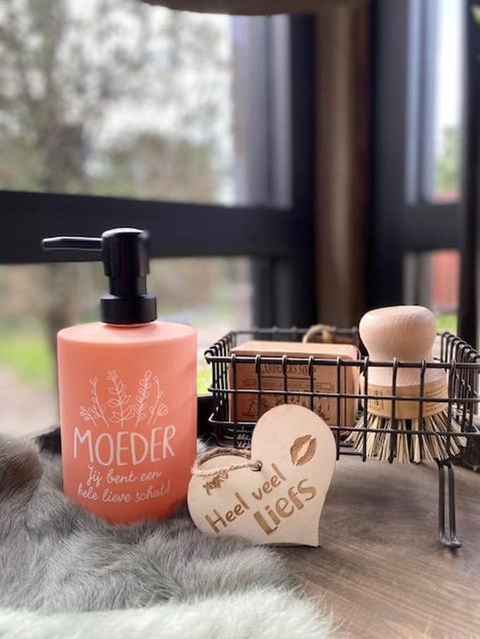 Creaties van hier - zeeppompje moeder met houten hartje - glas - moederdag cadeautje