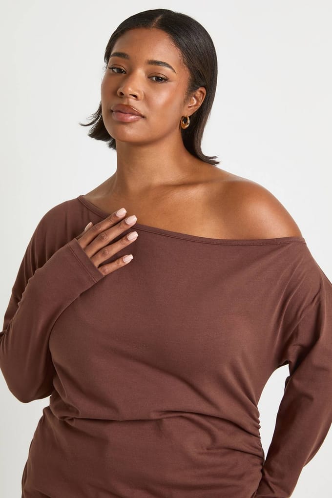 boohoo Dames Plus Off-Shoulder Gerimpelde Lange Mouw Top | Chocolate | Maat: 16