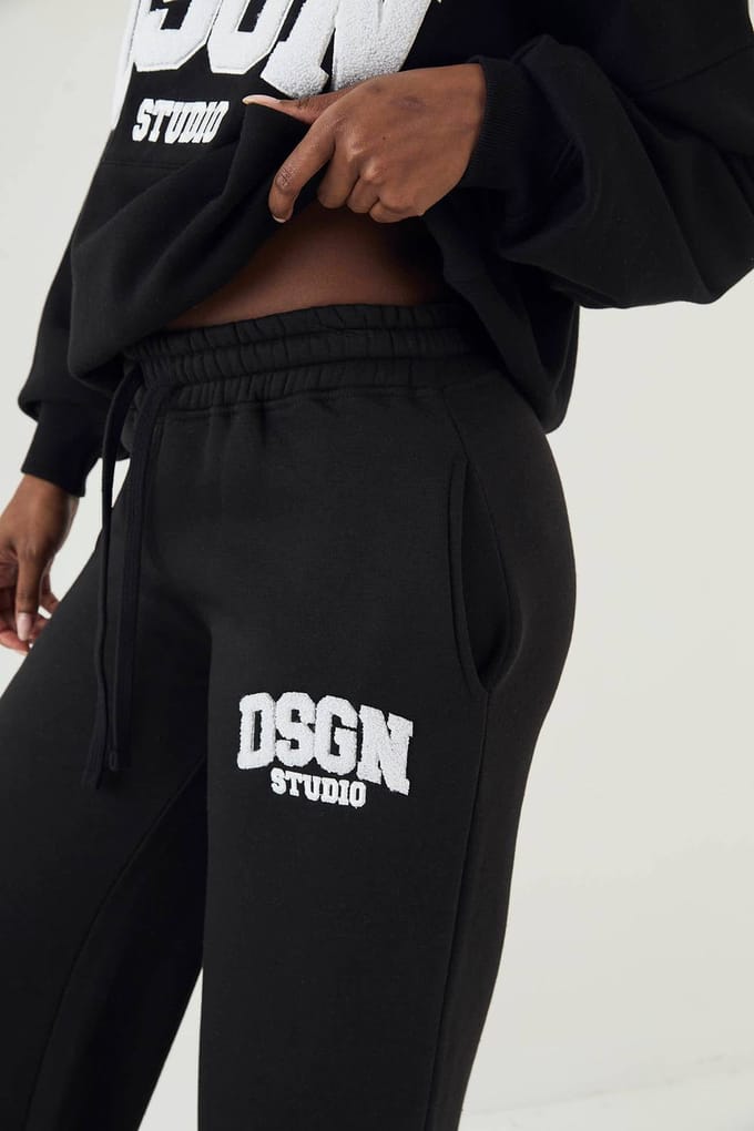 Dames DSGN Studio Badstof Applique Rechte Pijp Joggingbroek | Zwart | Maat: Medium