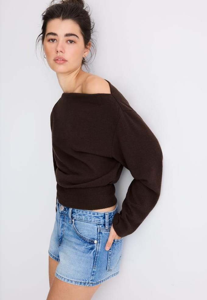Stradivarius Gebreid T-shirt met boothals en ceintuur  Bruin M