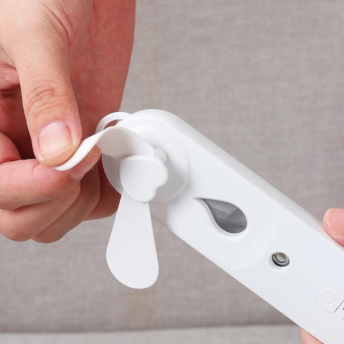1 Stuks Multifunctioneel Draagbaar 2-in-1 Mini Ventilator Luchtbevochtiger USB Oplaadbaar Handheld Ventilator Waternevel Mist Ventilator Gezichtsstomer Lucht wit