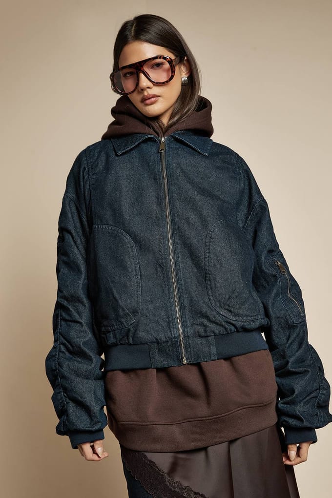 boohoo Dames Bomberjacket van denim met gerafelde mouwen | Donker Indigo | Maat: 40