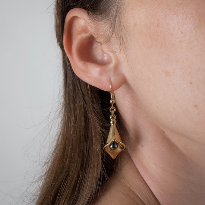 Sylvie Monthulé | Gouden Oorbellen | Aronskelk