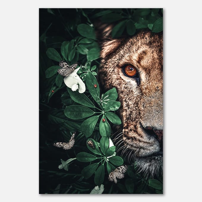 Schilderij op Canvas - 40 x 60 cm - Leeuwin met vlinders en bladeren - PosterJunkie