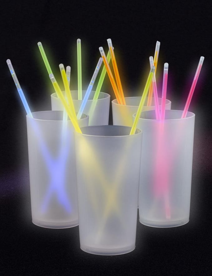 5 longdrink bekers + 15 roerstaafjes glow in the dark - party