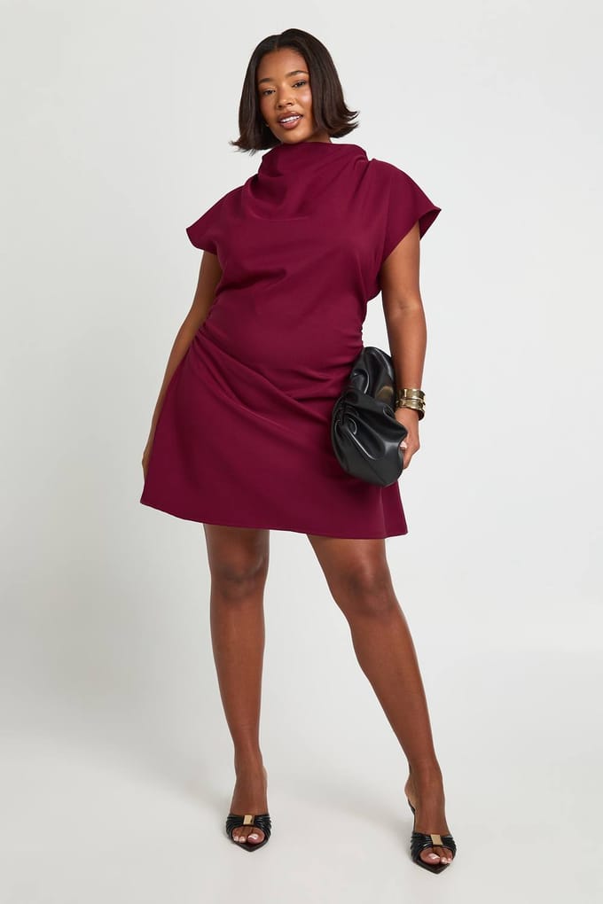 boohoo Dames Plus asymmetrische geraffelde capmouw shiftjurk | Berry | Maat: 28
