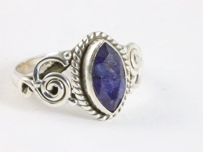 Fijne bewerkte zilveren ring met blauwe saffier - maat 19