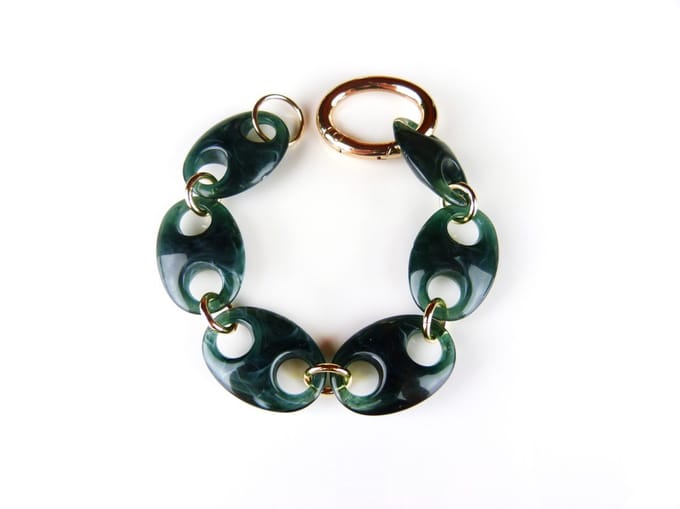 Armband Model Oval met smaragd groene acryl schakels