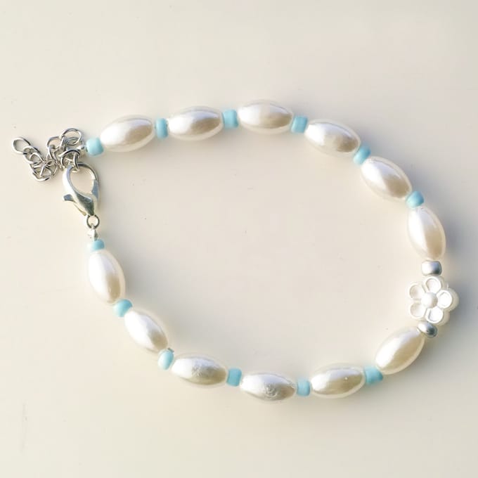 Parelarmband met bloem - wit/blauw
