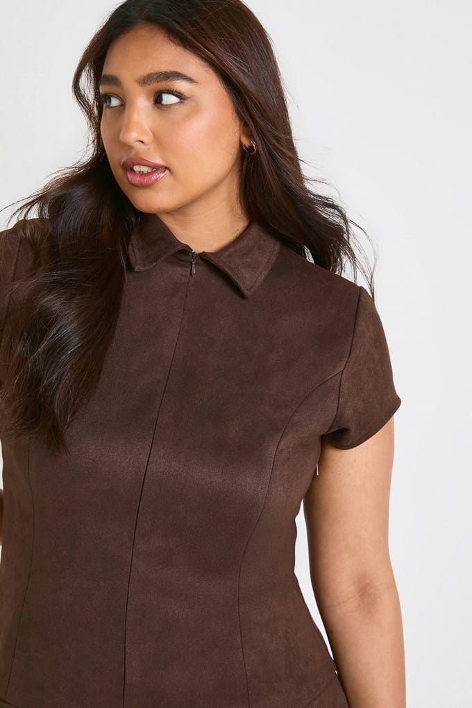boohoo Dames Plus synthetisch suede korte mouwen geplooide mini jurk | Chocoladebruin | Maat: 56